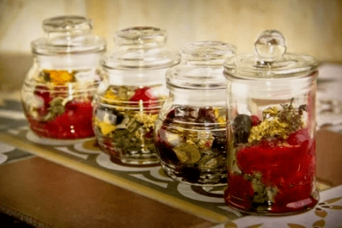 Infusións de herbas e tés é un dos medios da medicina tradicional nas patoloxías articulares
